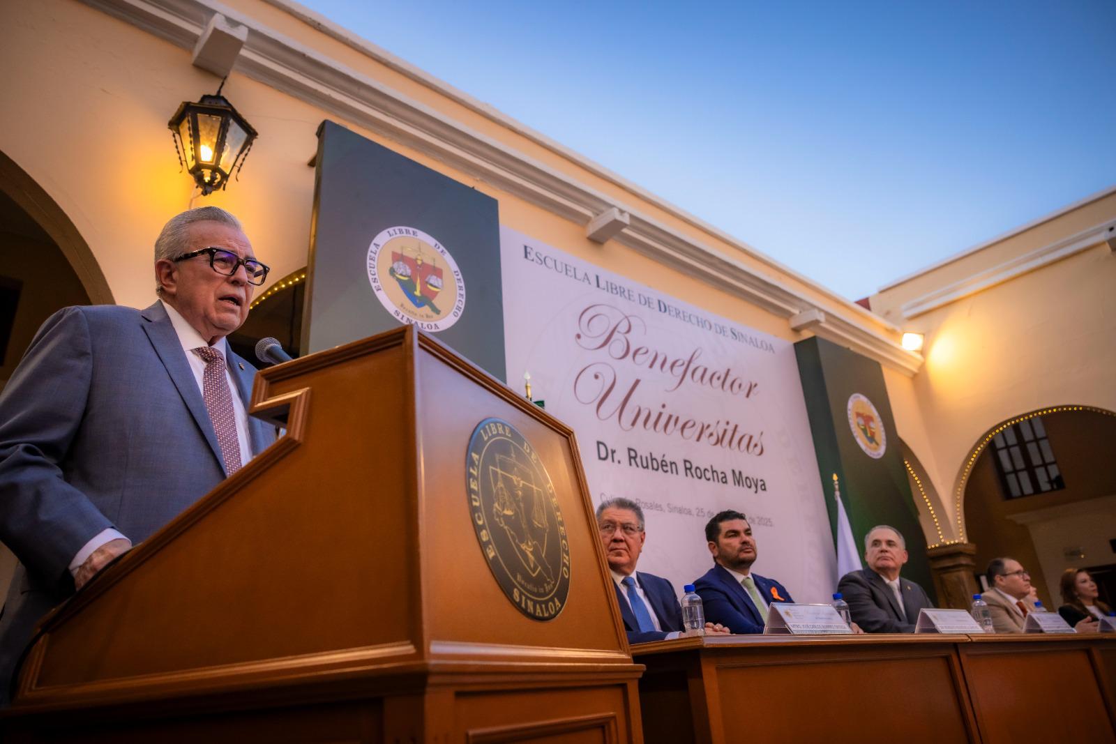 $!Otorgan a Rocha la distinción académica Benefactor Universitas de la Escuela Libre de Derecho de Sinaloa