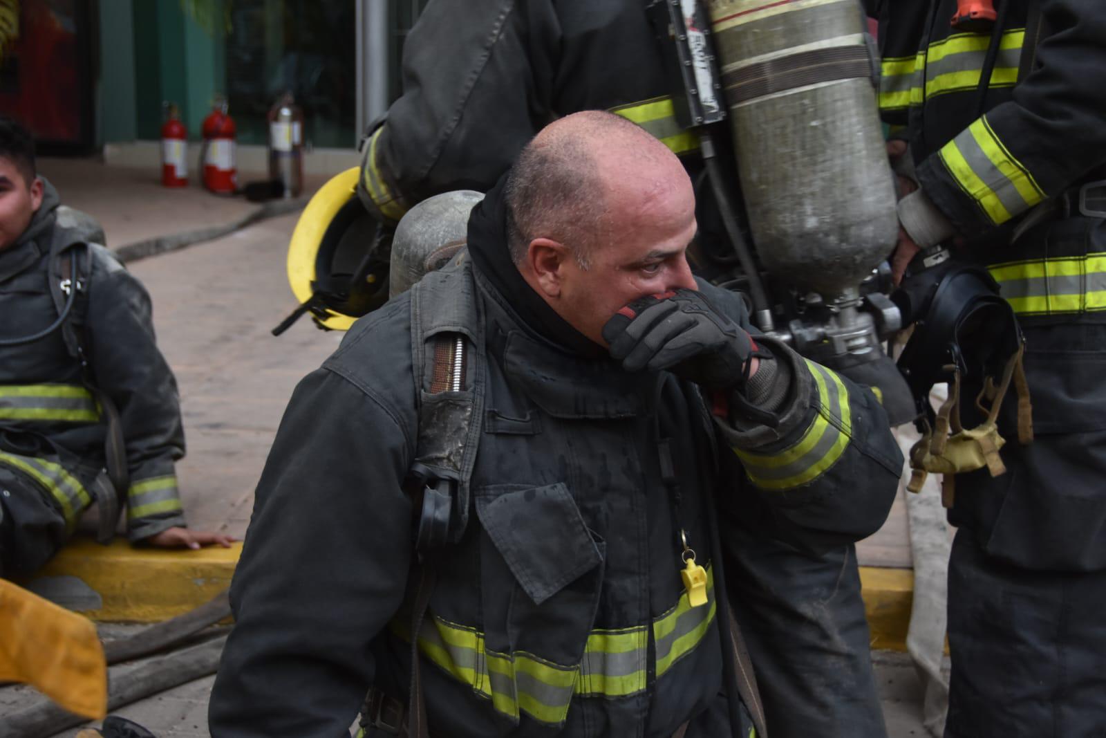 $!‘Abrí la puerta de mi departamento y vi humo’: vecina de edificio incendiado en el Tres Ríos
