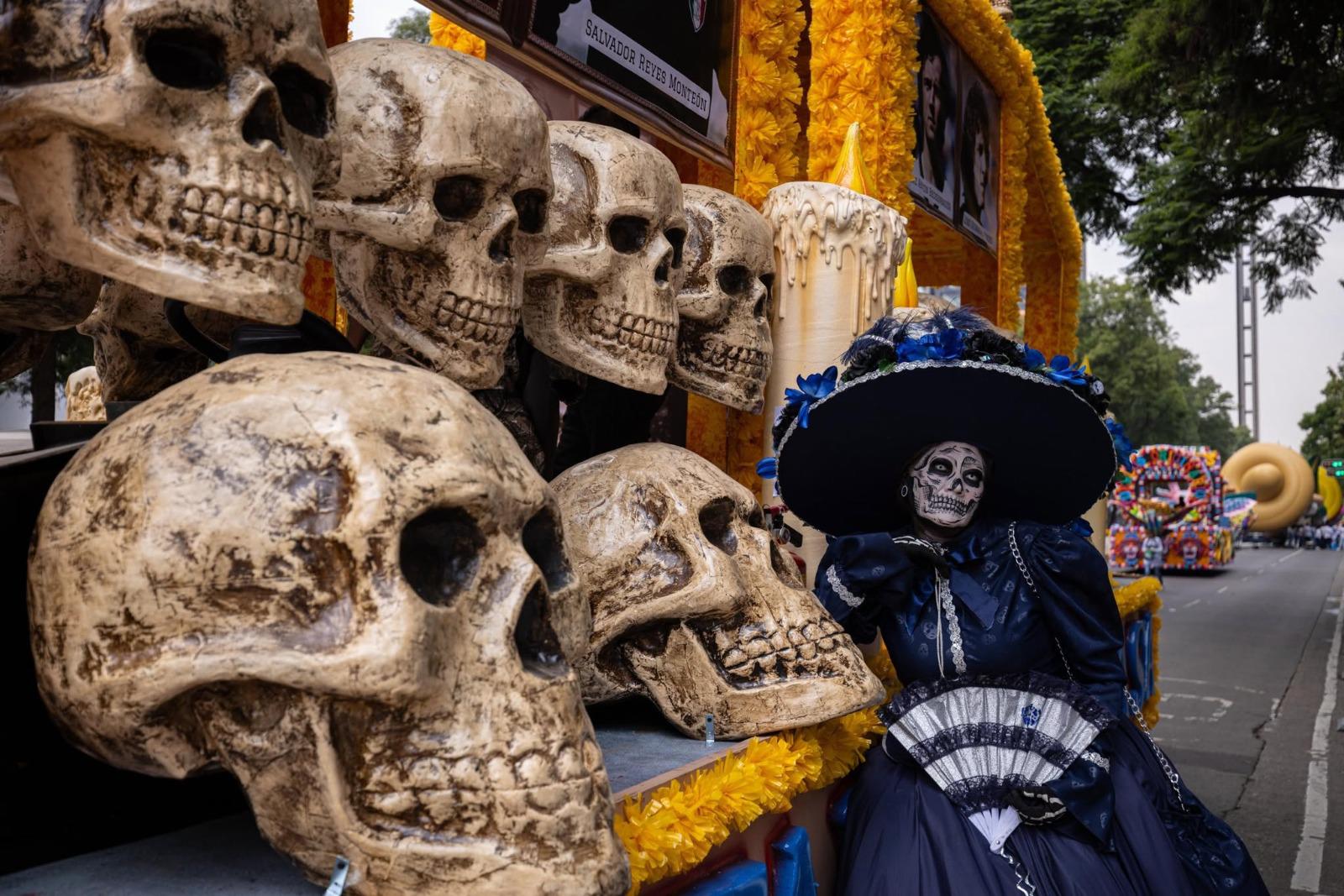 $!Entre danzas y carros alegóricos: turistas y aficionados ven el Desfile Mundialista sobre Paseo de la Reforma