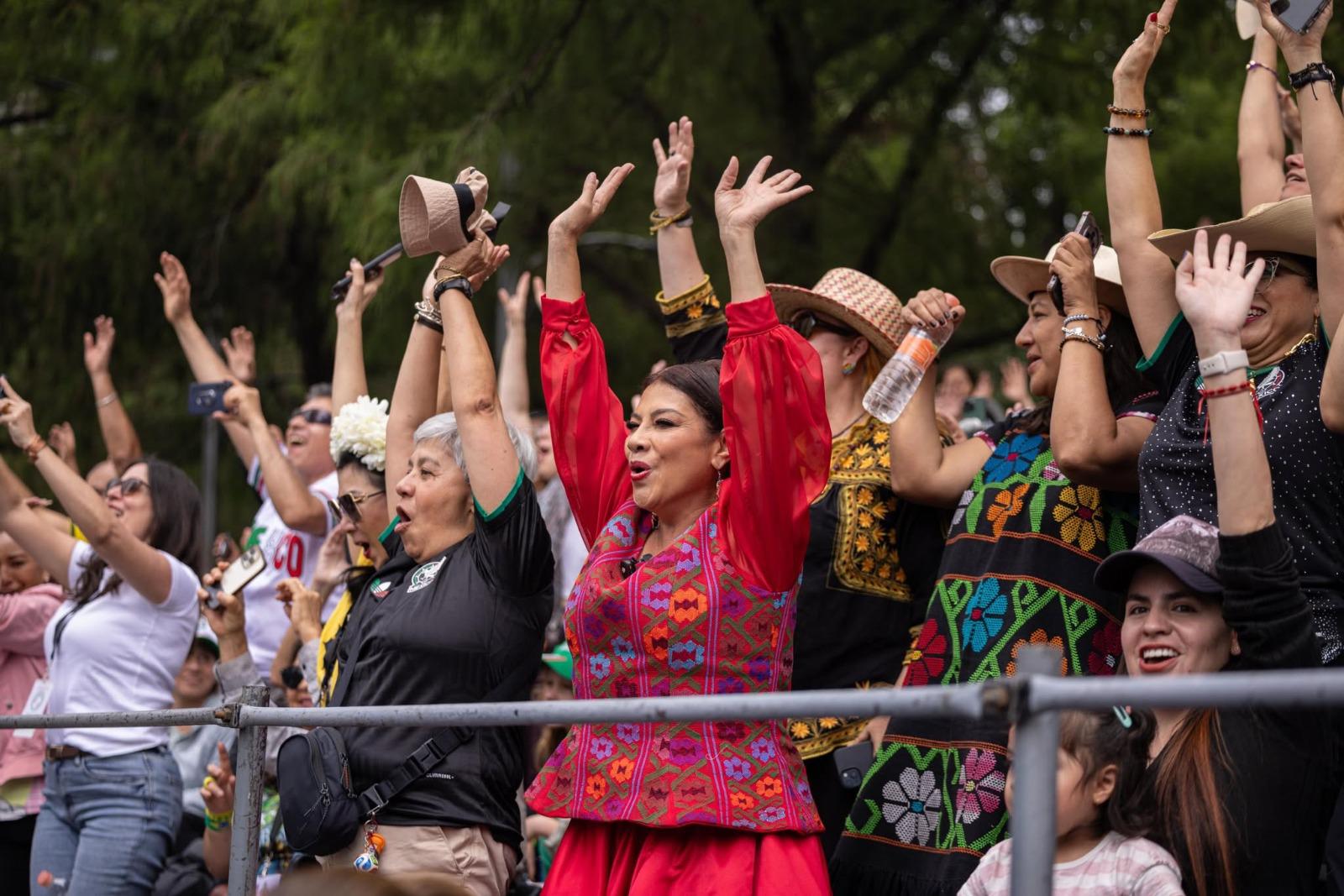$!Entre danzas y carros alegóricos: turistas y aficionados ven el Desfile Mundialista sobre Paseo de la Reforma