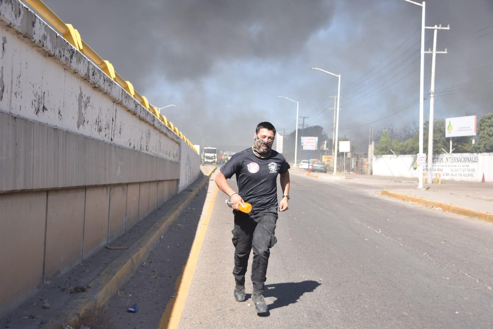 $!Continúan controlando incendio en Culiacán; abren parte de la circulación
