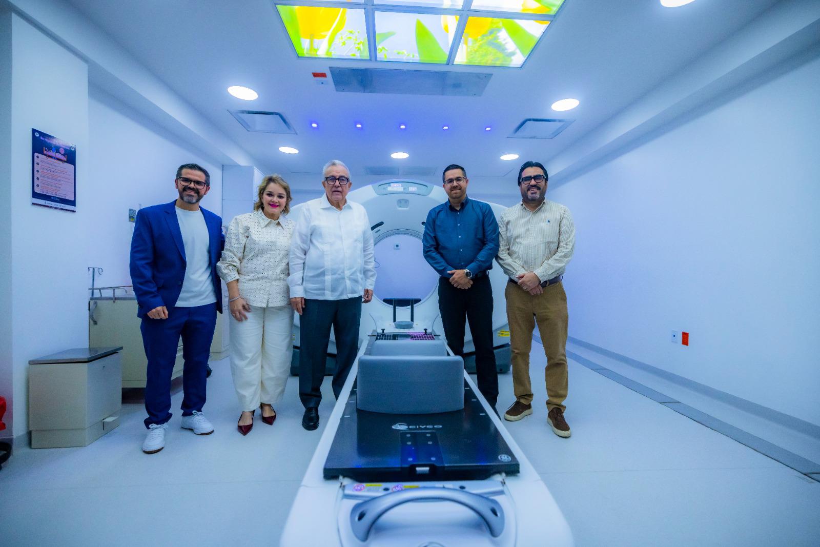 $!Rocha Moya inaugura en Culiacán el Centro Estatal de Radioterapia