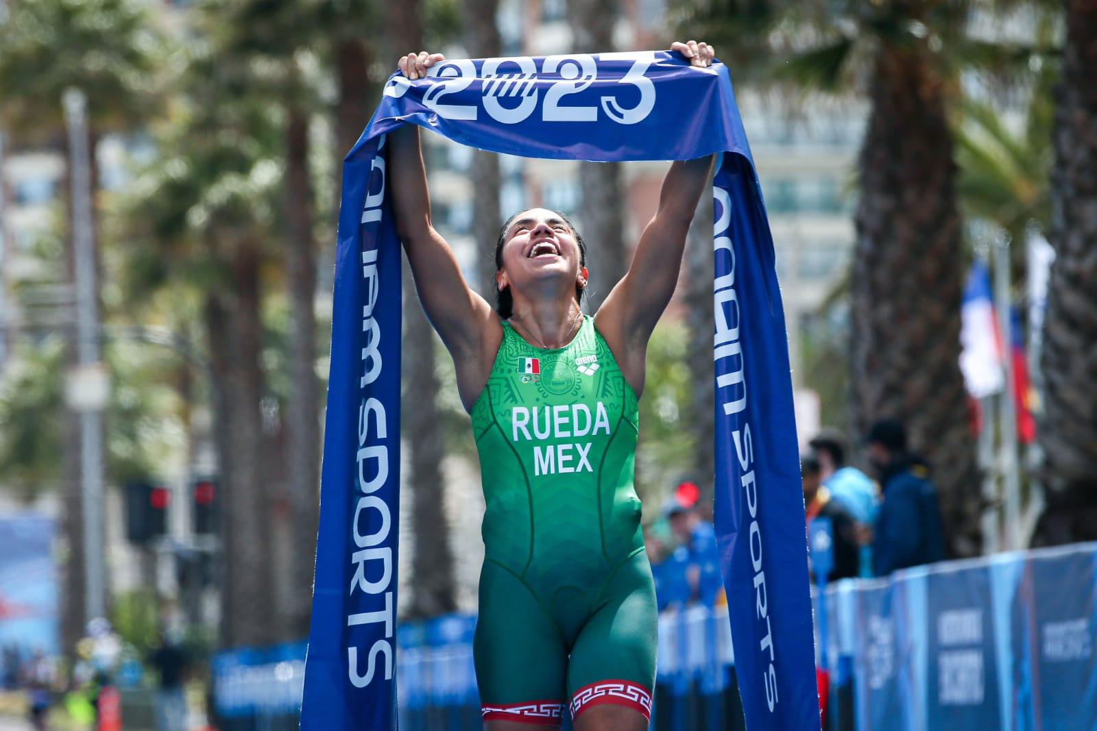 $!Lizeth Rueda conquista oro histórico en el triatlón de Santiago 2023