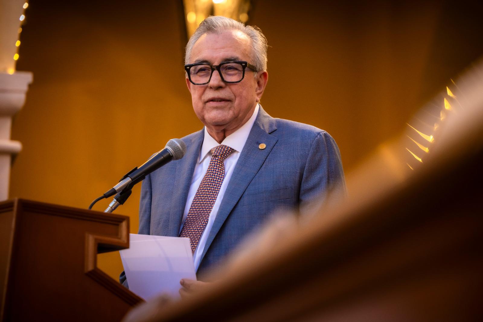 $!Otorgan a Rocha la distinción académica Benefactor Universitas de la Escuela Libre de Derecho de Sinaloa