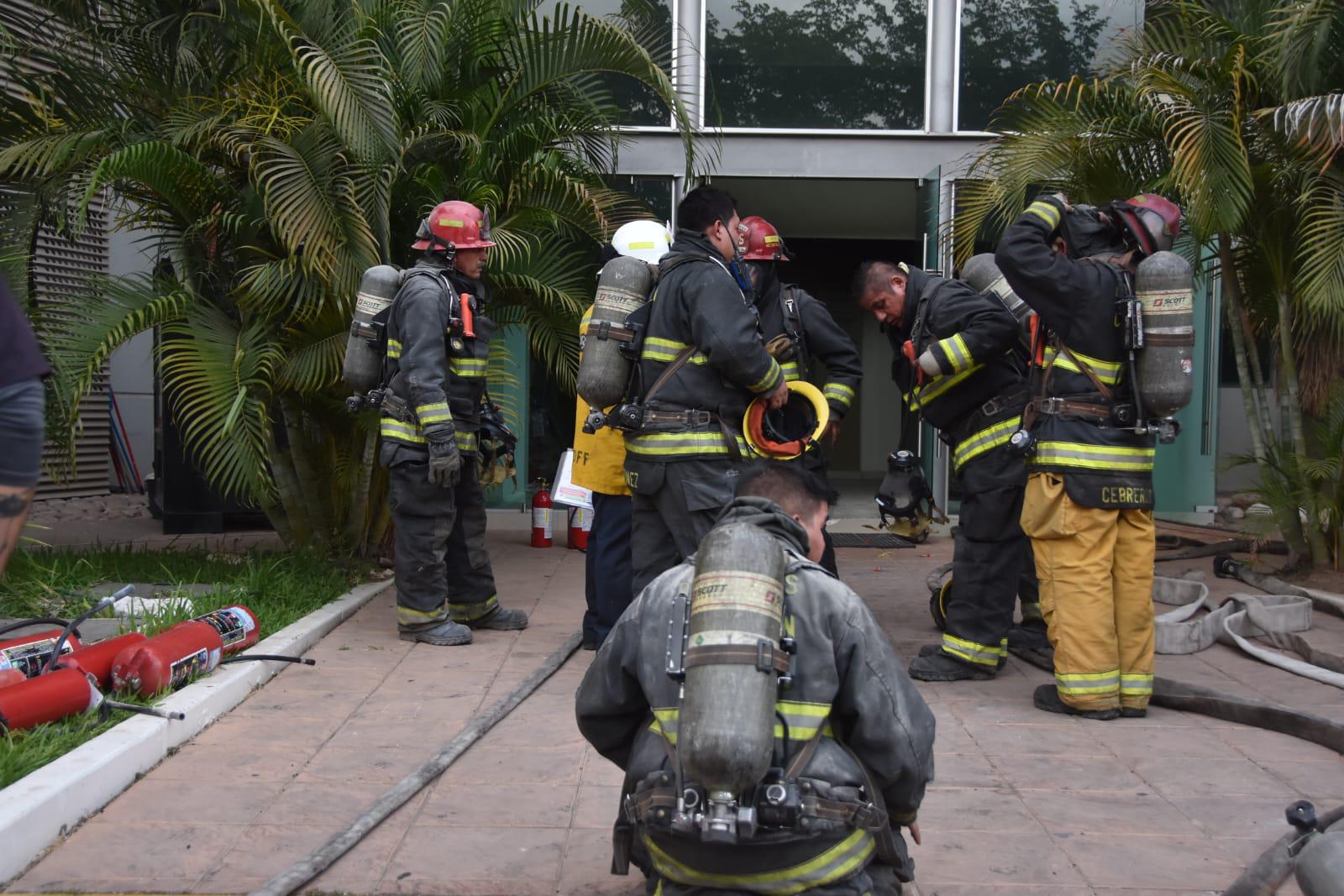 $!‘Abrí la puerta de mi departamento y vi humo’: vecina de edificio incendiado en el Tres Ríos