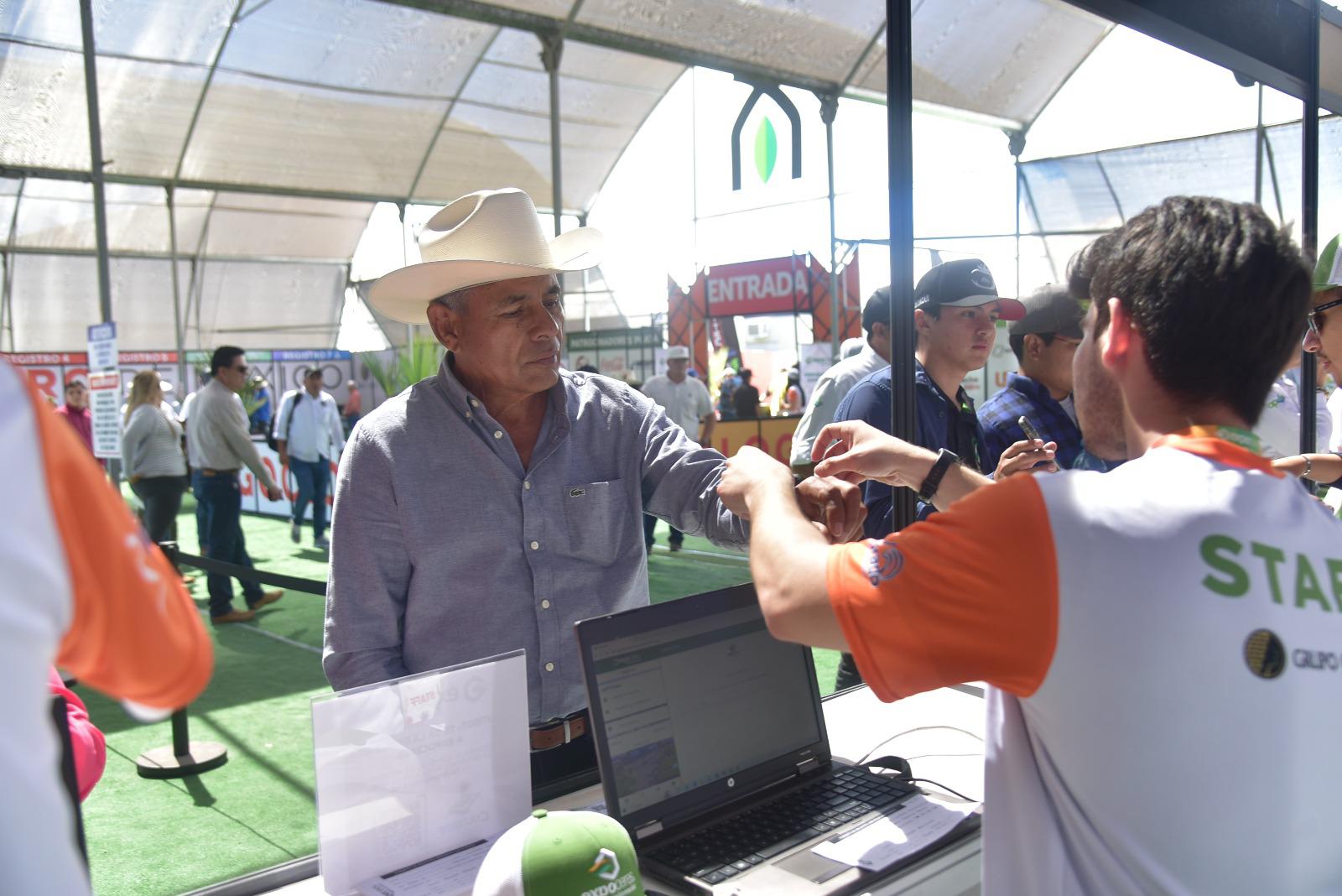 $!Los agricultores pudieron ver lo último en productos para los cultivos.