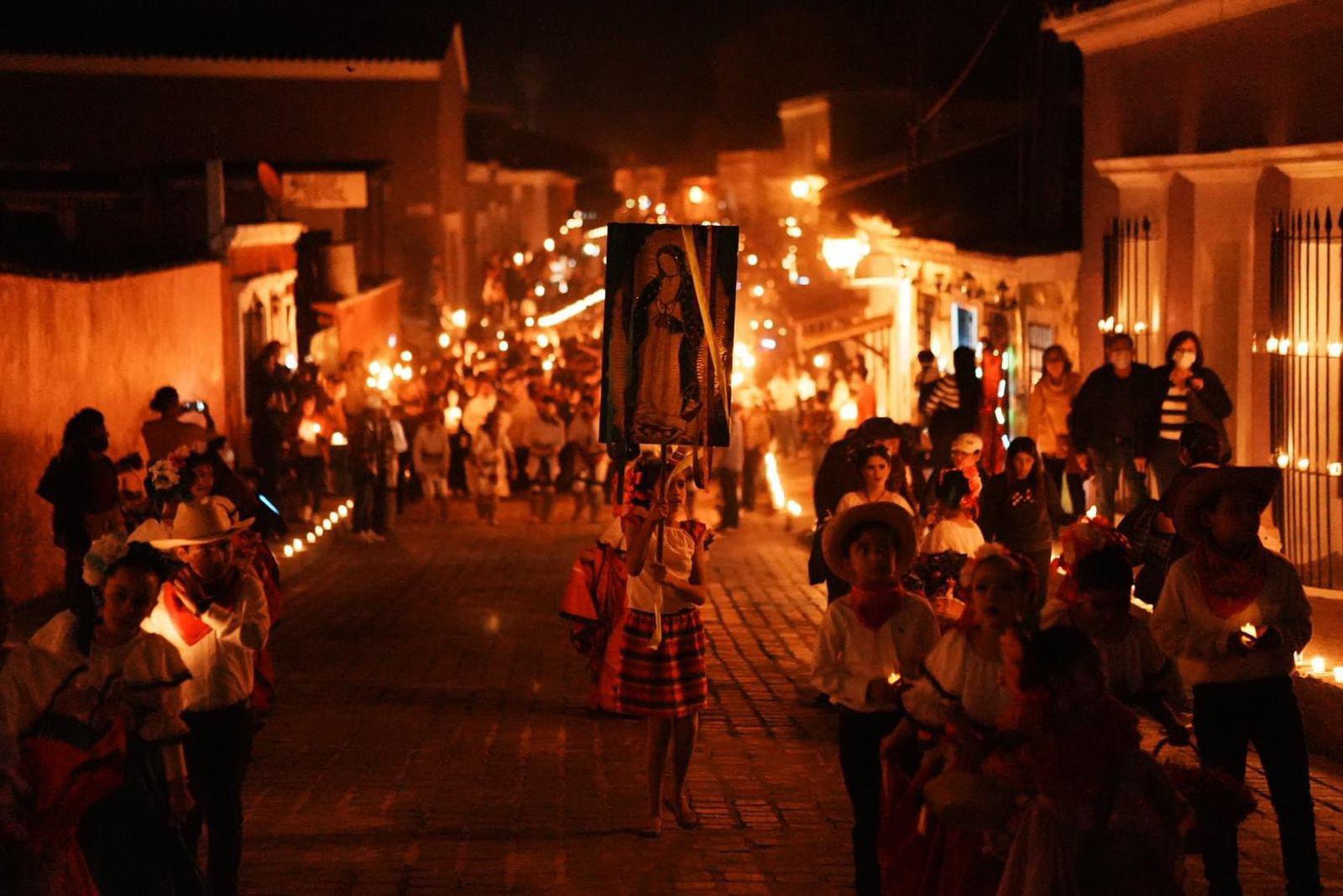 $!Iluminan de nuevo el viejo Cosalá con velas en su fiesta tradicional