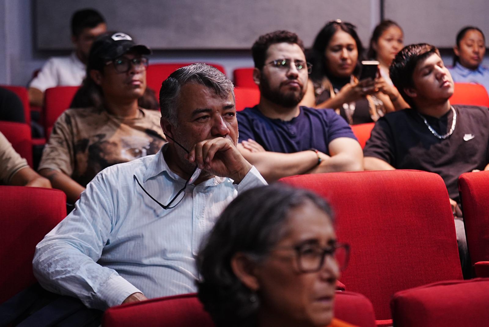 $!Los presentes tuvieron la oportunidad de realizar preguntas y obtener respuestas del fotógrafo, productor y cineasta responsable de la obra.