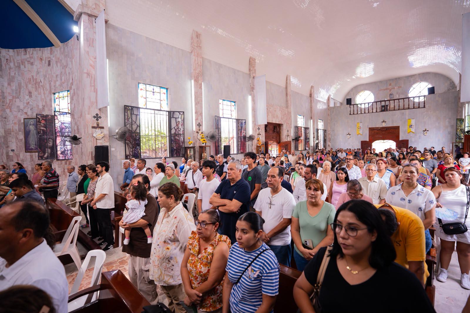 $!Cerca de 300 personas acudieron a la presentación del coro, que llenó de música sacra el recinto religioso.