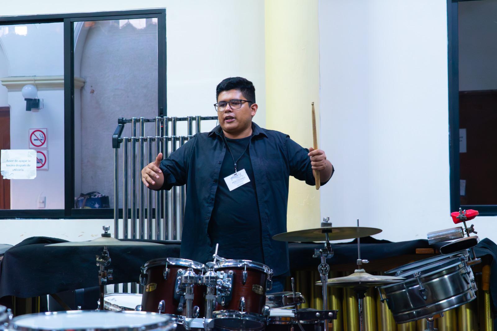 $!El percusionista Francisco “Paquito” López, egresado de la licenciatura en Música del CMA, estuvo al frente de la clase.