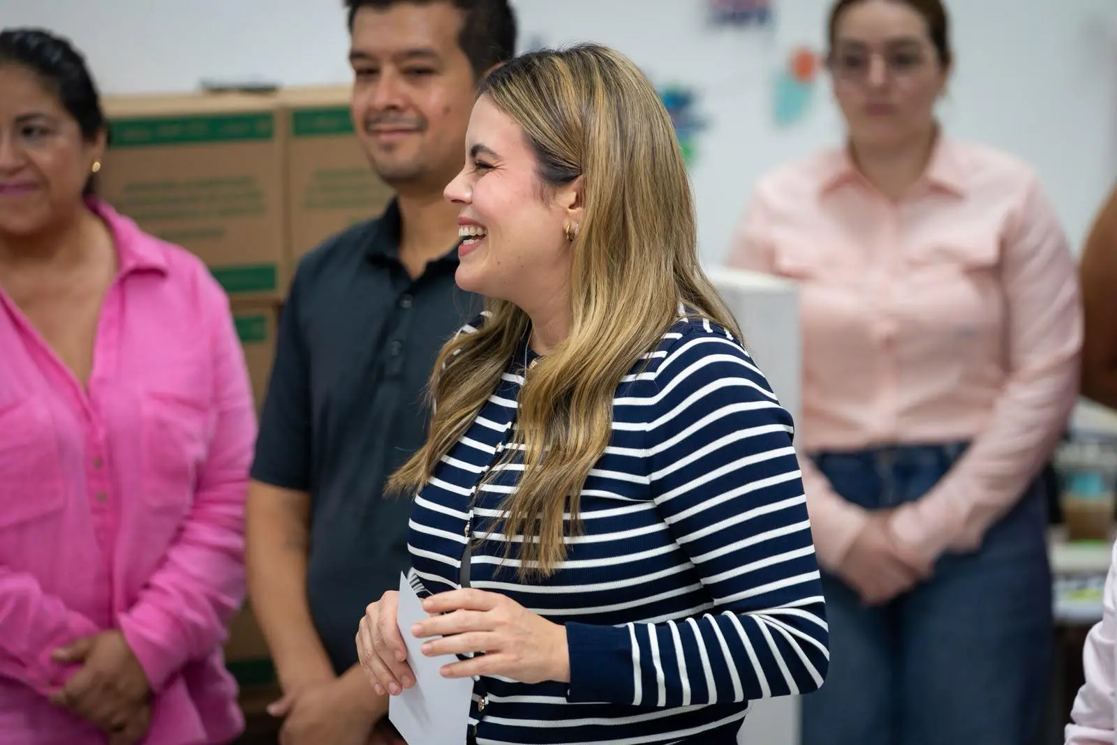 $!Alcaldesa de Culiacán, Ana Miriam Ramos Villarreal, encabeza entrega sillas de ruedas