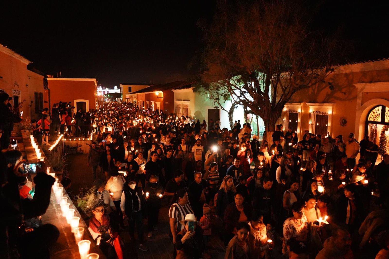 $!Iluminan de nuevo el viejo Cosalá con velas en su fiesta tradicional