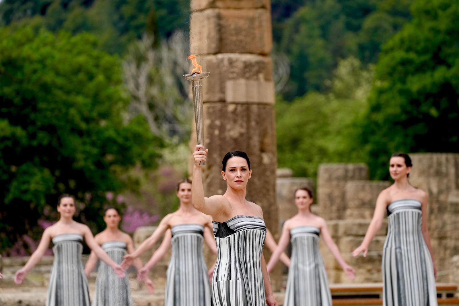 $!Comienza el relevo de la llama olímpica de París 2024 después de su encendido en Grecia