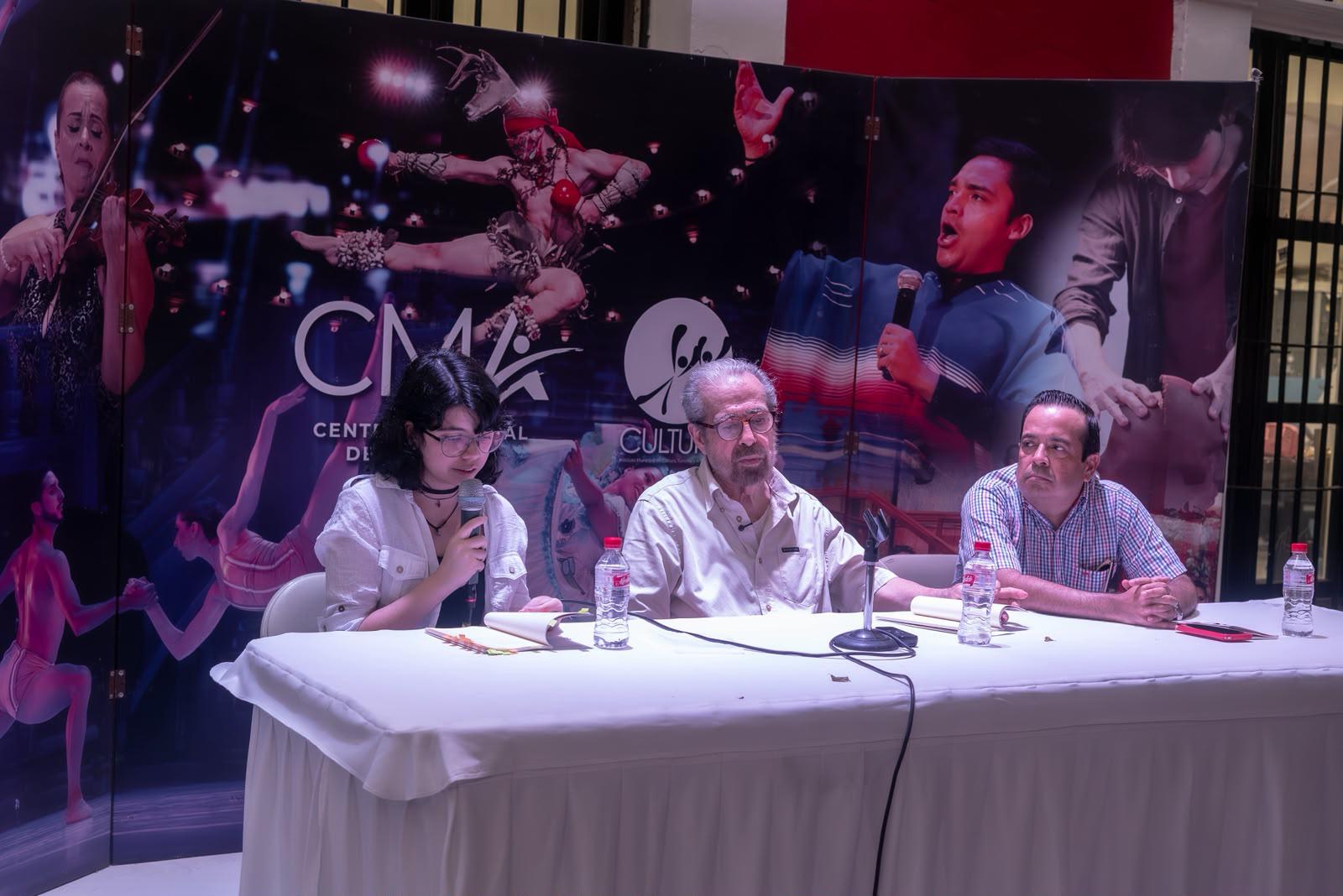 $!Andrea Gómez Llanos participó en la velada con la lectura de algunos poemas de la obra.