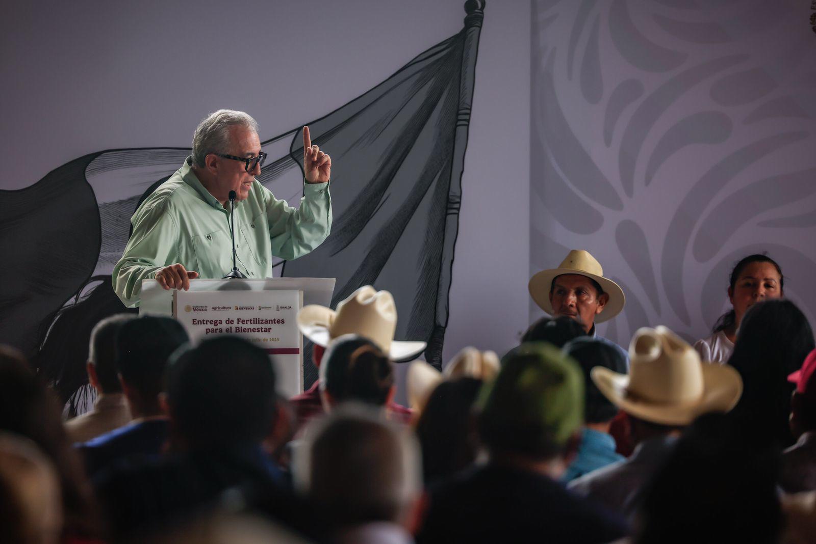 $!Gobernador Rocha Moya encabeza programa de entrega de fertilizantes para productores de riego