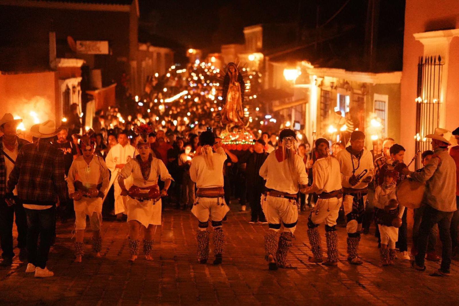 $!Iluminan de nuevo el viejo Cosalá con velas en su fiesta tradicional