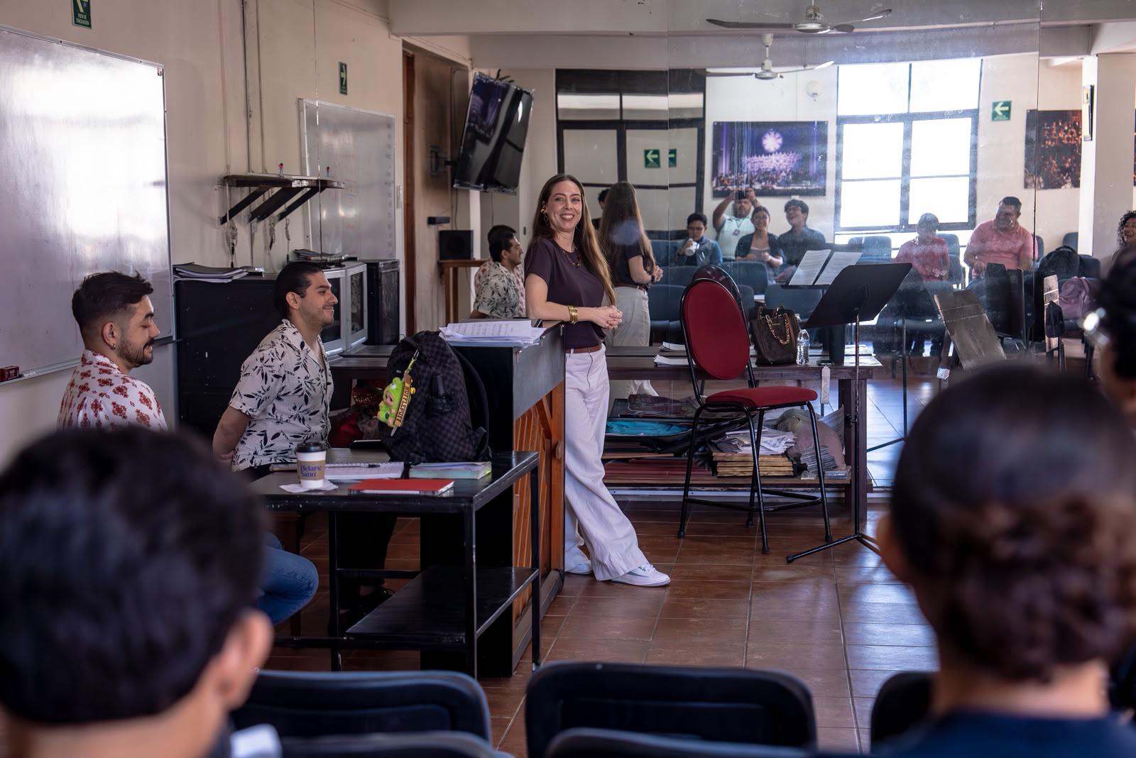 $!El maestro Juan Pablo García acompaña al piano a los jóvenes cantantes durante sus interpretaciones.