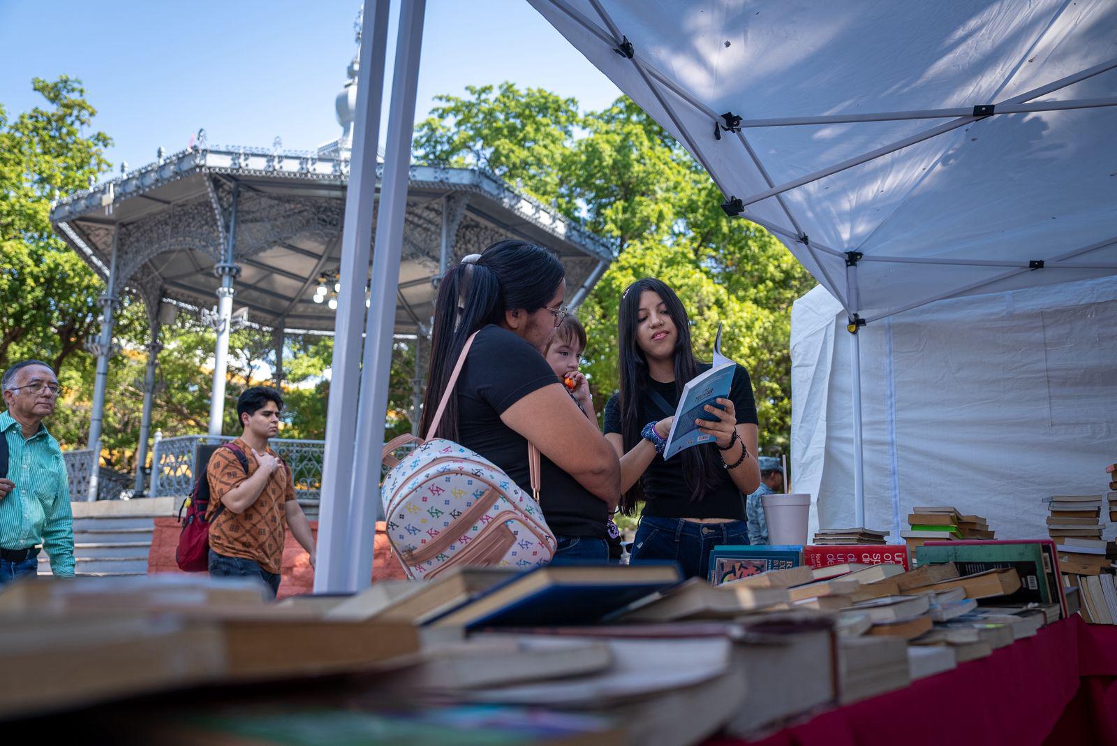 $!Visitantes de todas las edades recorren el centro editorial de la Feria del Libro Culiacán 2025