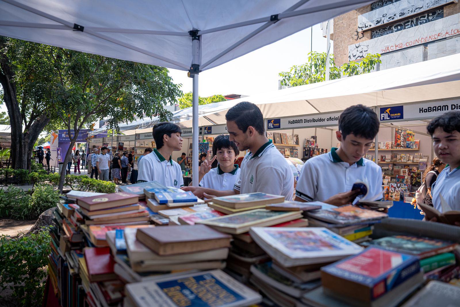 $!Visitantes de todas las edades recorren el centro editorial de la Feria del Libro Culiacán 2025