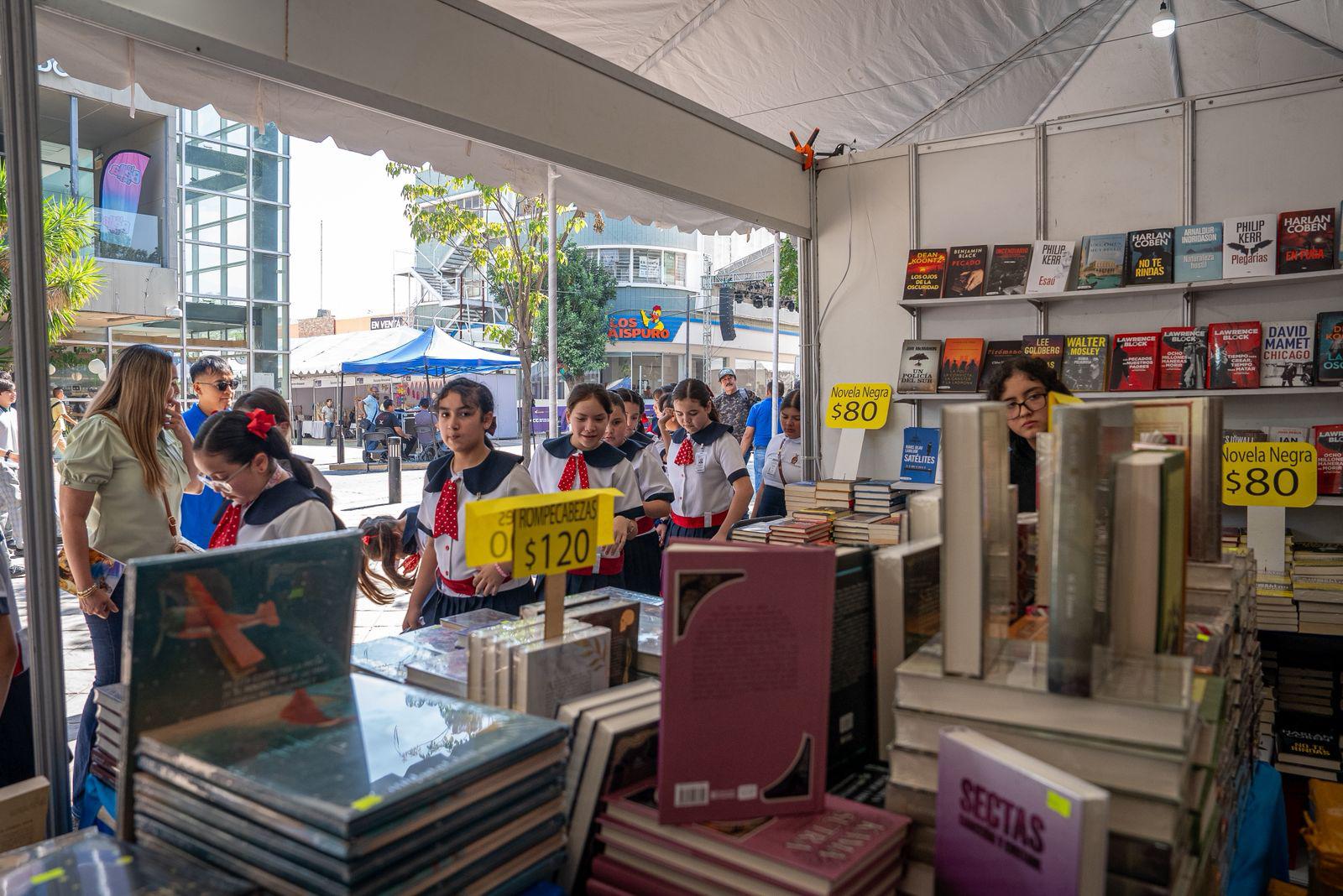 $!Visitantes de todas las edades recorren el centro editorial de la Feria del Libro Culiacán 2025