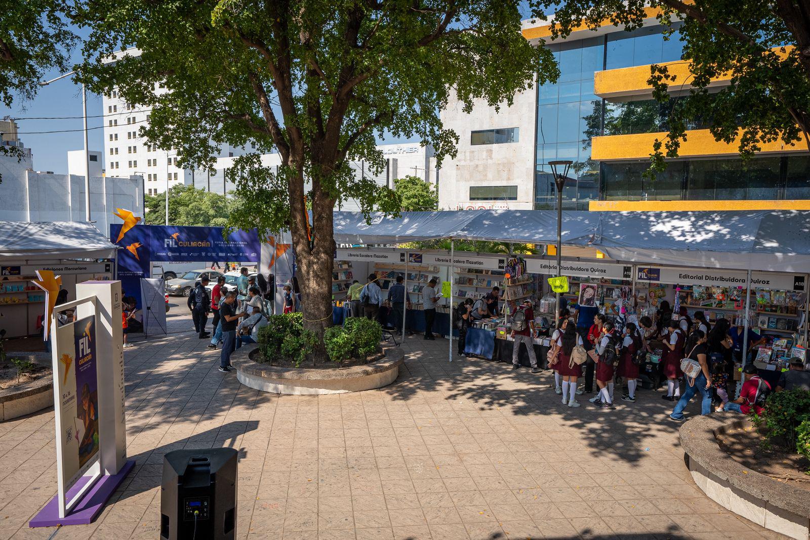 $!Visitantes de todas las edades recorren el centro editorial de la Feria del Libro Culiacán 2025