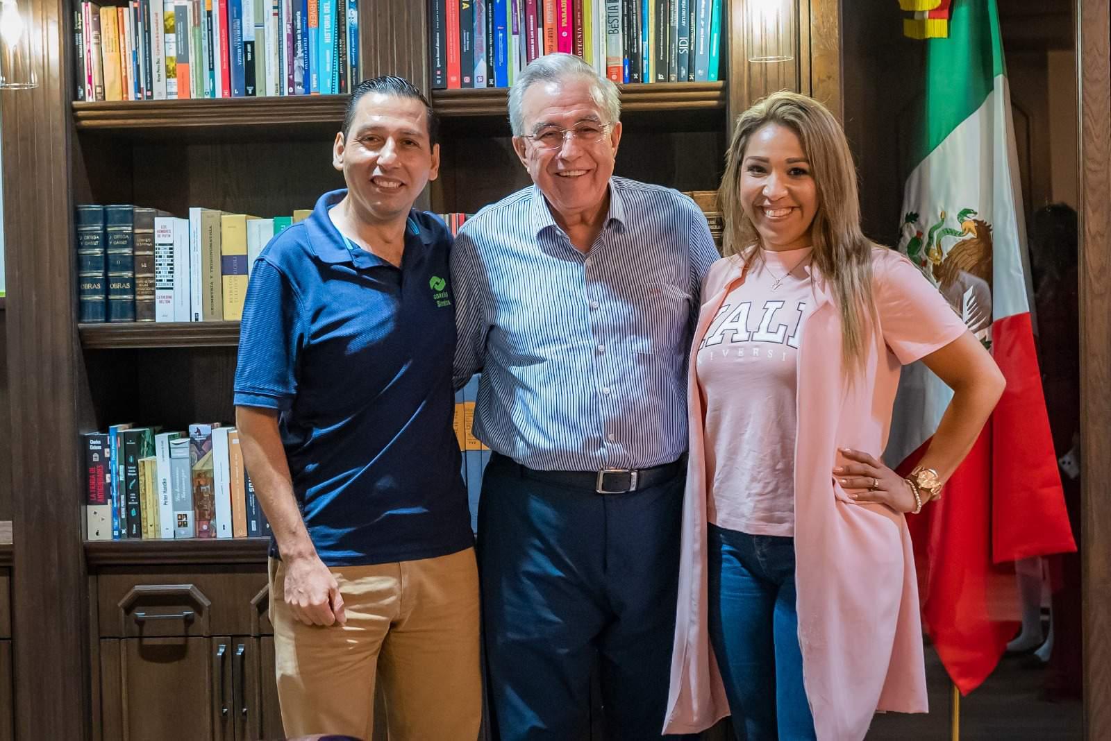$!Los maestros Rosa Elena Moraila Rodríguez y Joel Jared Tirado Beltrán con el Gobernador Rubén Rocha Moya.