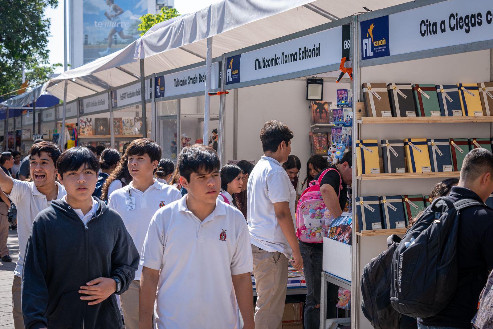$!Visitantes de todas las edades recorren el centro editorial de la Feria del Libro Culiacán 2025