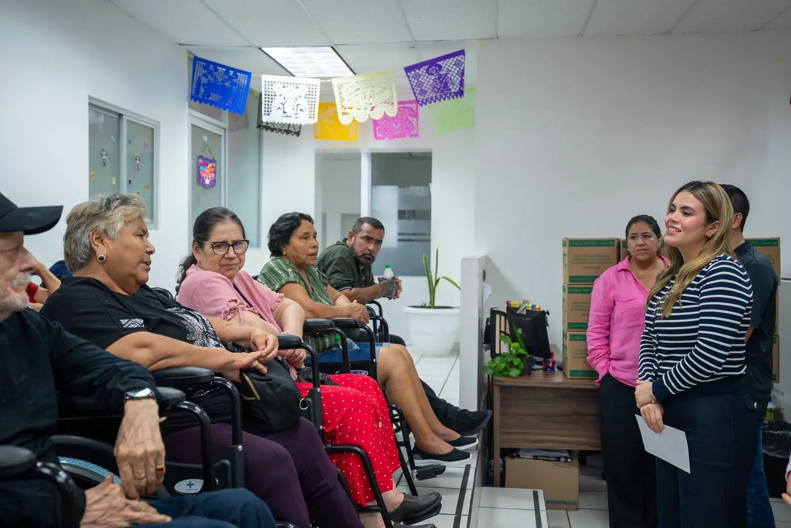 $!Alcaldesa de Culiacán, Ana Miriam Ramos Villarreal, encabeza entrega sillas de ruedas
