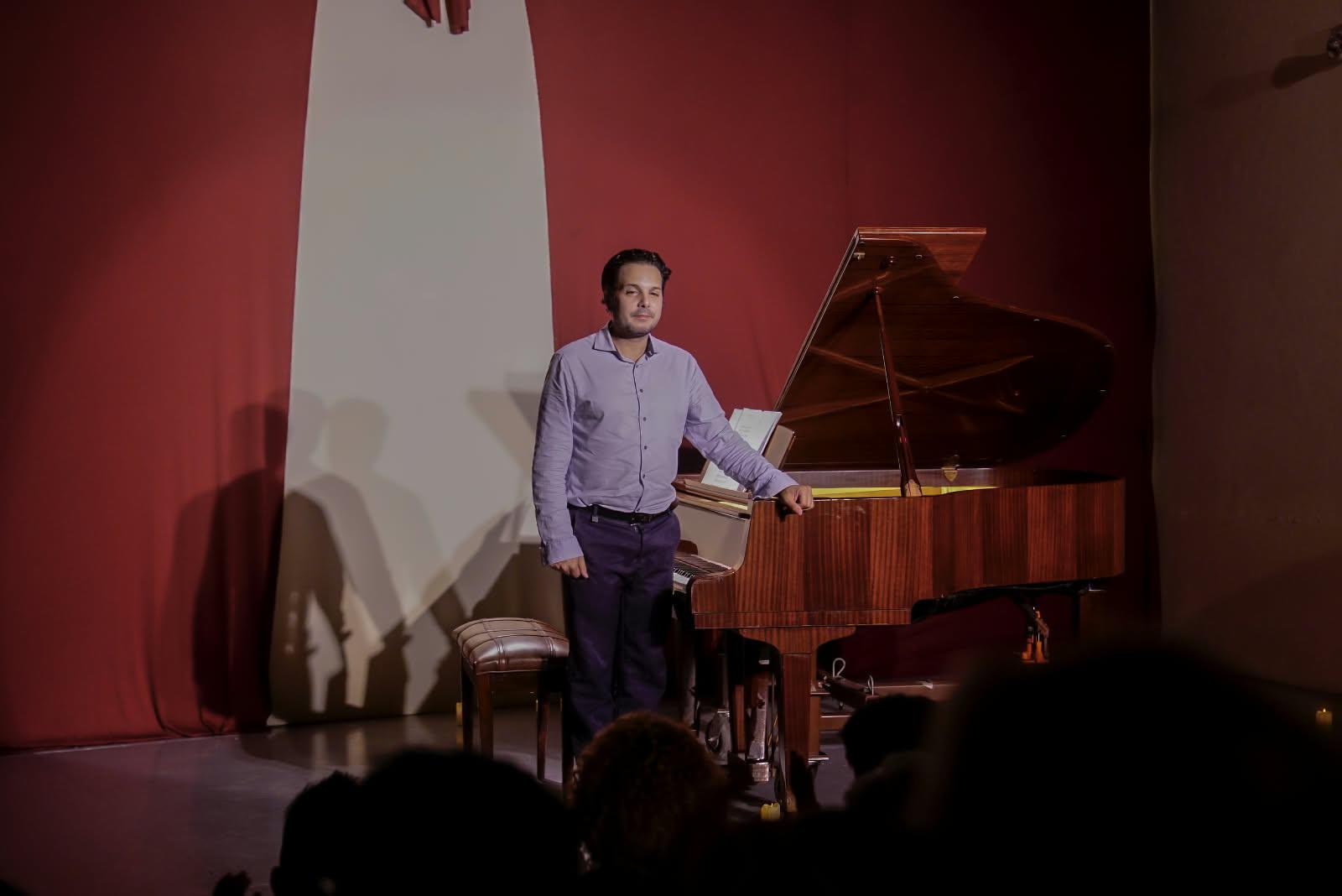 $!El público asistió a Casa Haas para disfrutar de la presentación del maestro del Centro Municipal de las Artes, integrante de la Camerata Mazatlán.