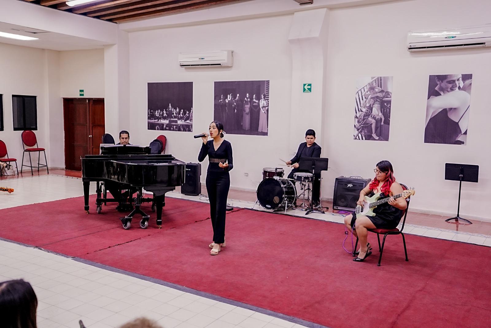$!Jóvenes mostraron su talento en canto, bajo y batería.