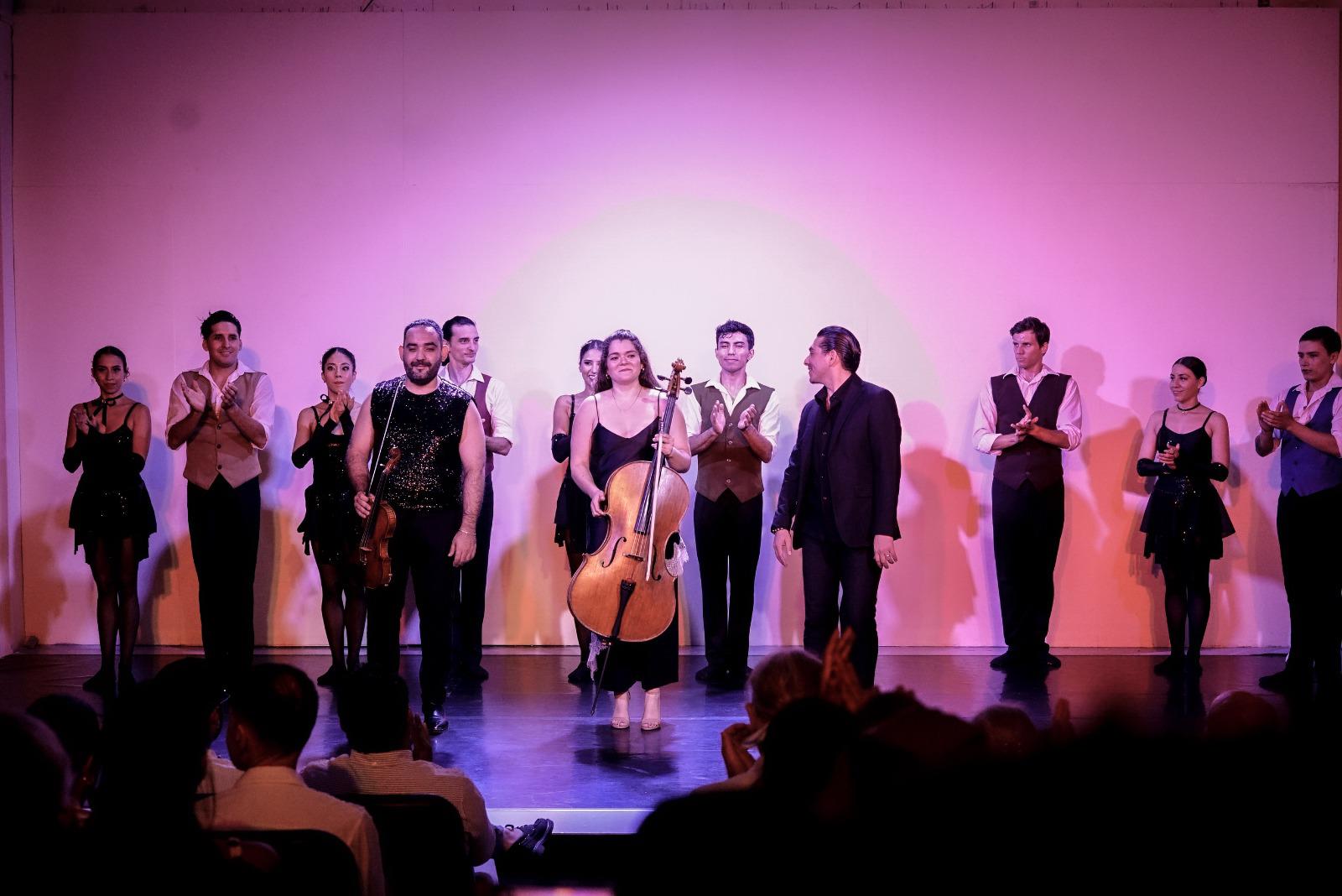 $!La propuesta ofreció al público una selección de obras representativas del repertorio clásico, interpretadas por los maestros Juan Pablo García, al piano; Citlali Cisneros, en el violonchelo, y Víctor Osuna, en el violín.