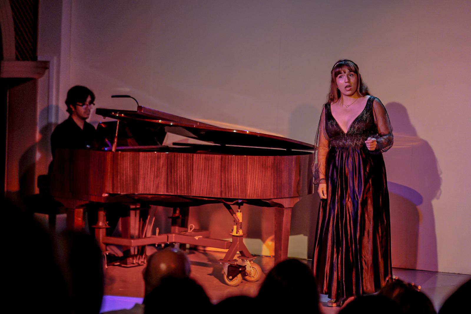 $!Los cantantes fueron acompañados musicalmente en todo momento por el solista maestro Sergio Castellanos.