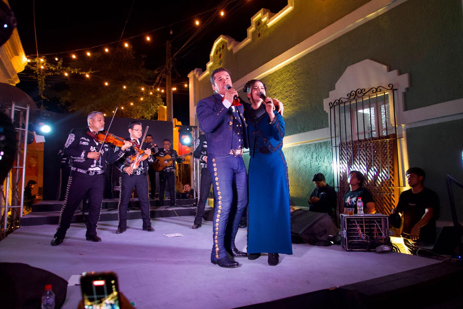 $!Raúl Sandoval y Silvia Zepeda compartieron escenario en un dueto que fue ovacionado por los asistentes.