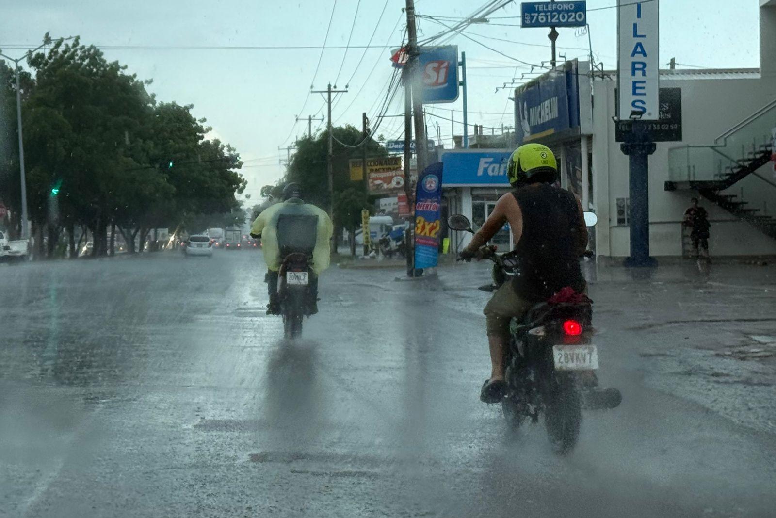 $!Arrecia fuerte lluvia en sectores norte y oriente de Culiacán este martes