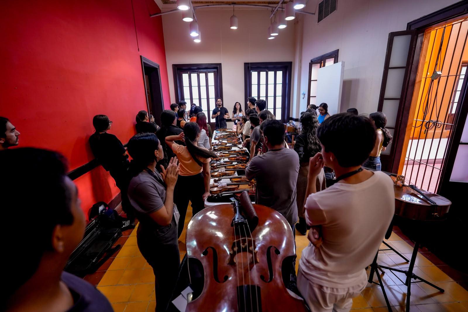 $!El violinista mazatleco compartió su experiencia con las nuevas generaciones de músicos.