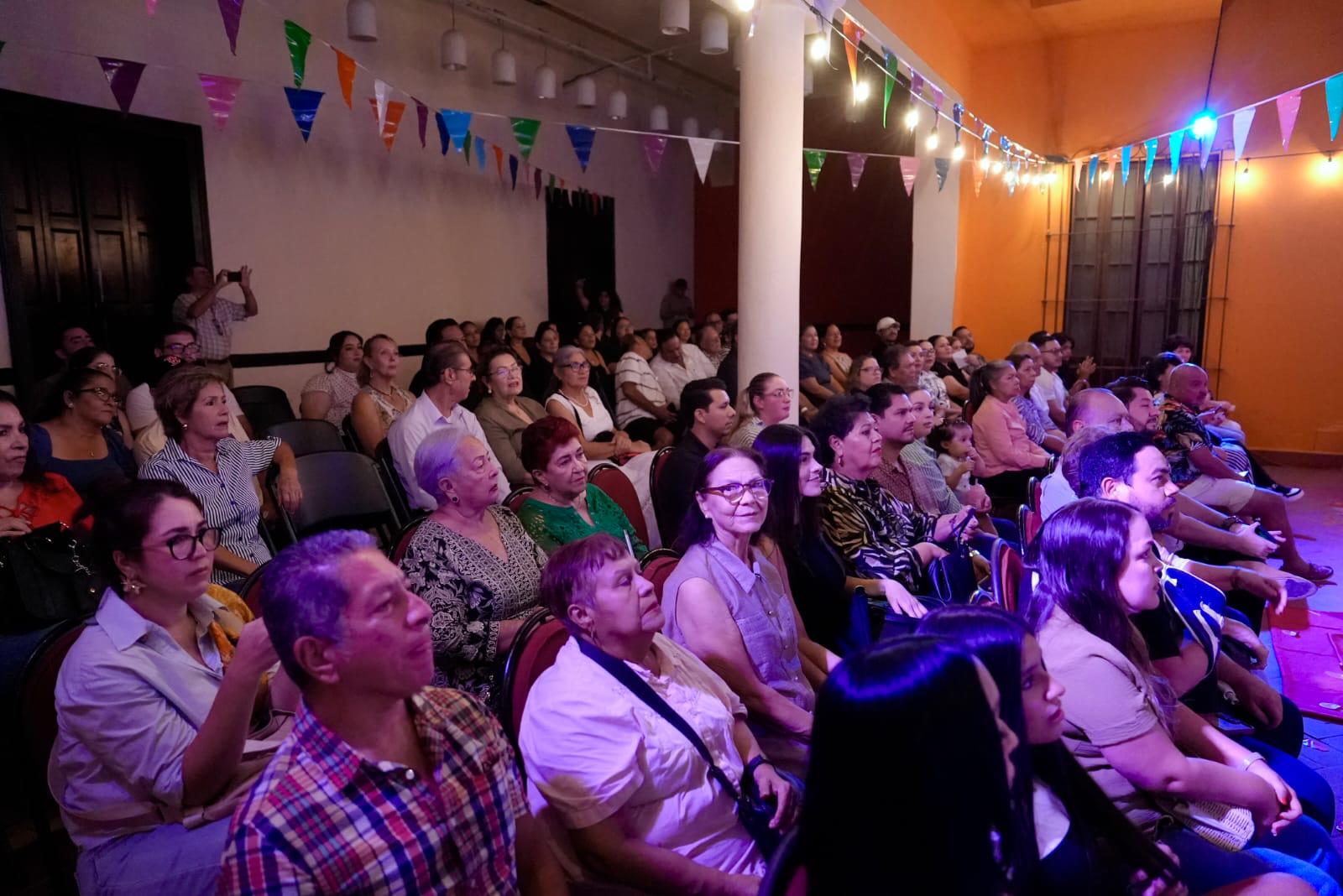 $!El público acompañó con sus voces algunos de los clásicos de la música mexicana incluidos en la función.