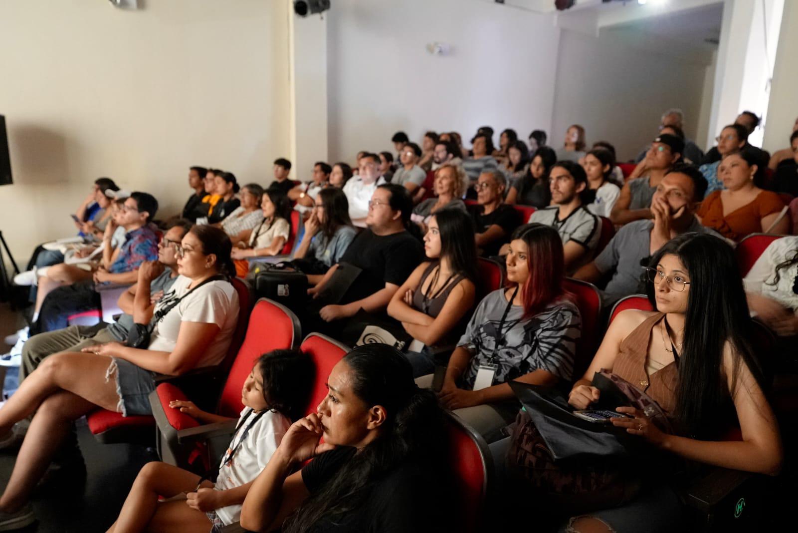 $!El público estuvo muy atento a la presentación del festival.