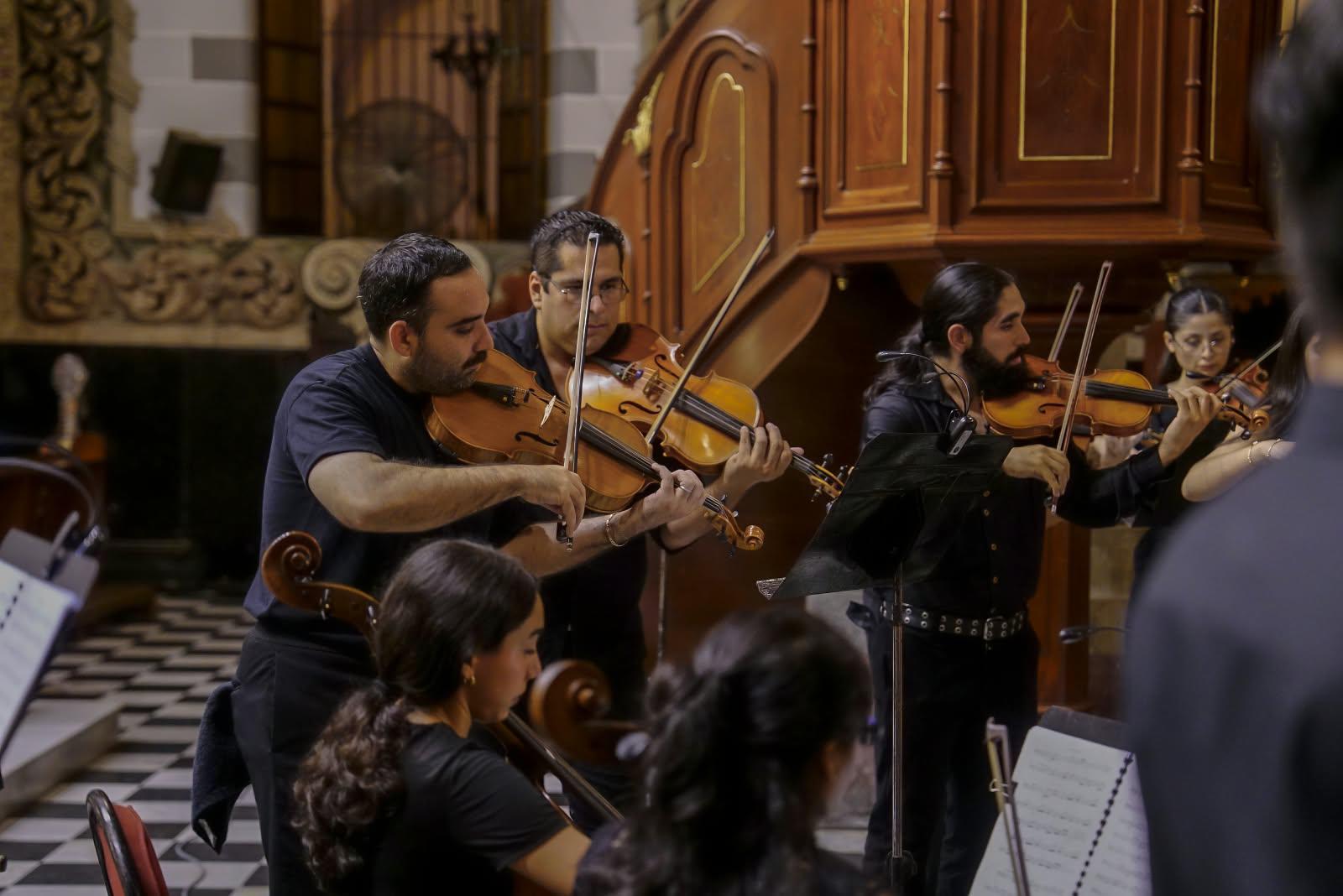 $!Los instrumentos de cuerda fueron protagonistas durante el concierto de clausura realizado en la Catedral de Mazatlán.