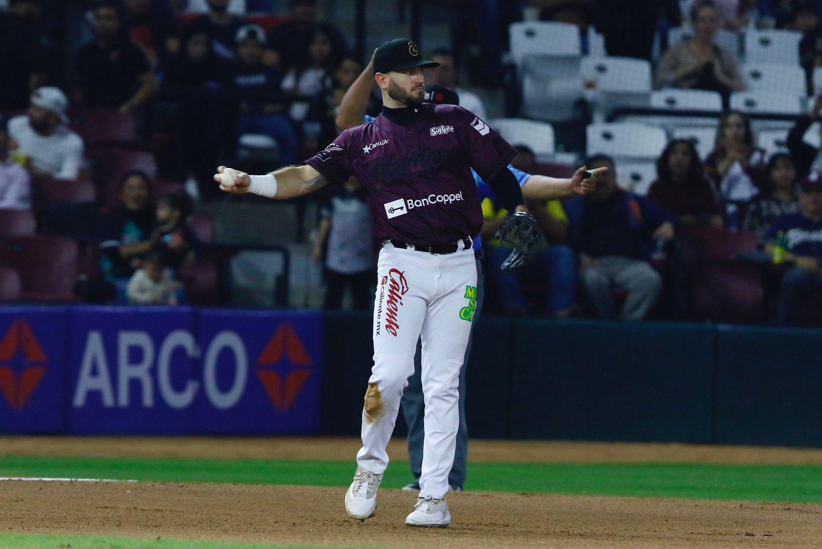 $!Tomateros corta racha de derrotas y empareja el Clásico de la LMP