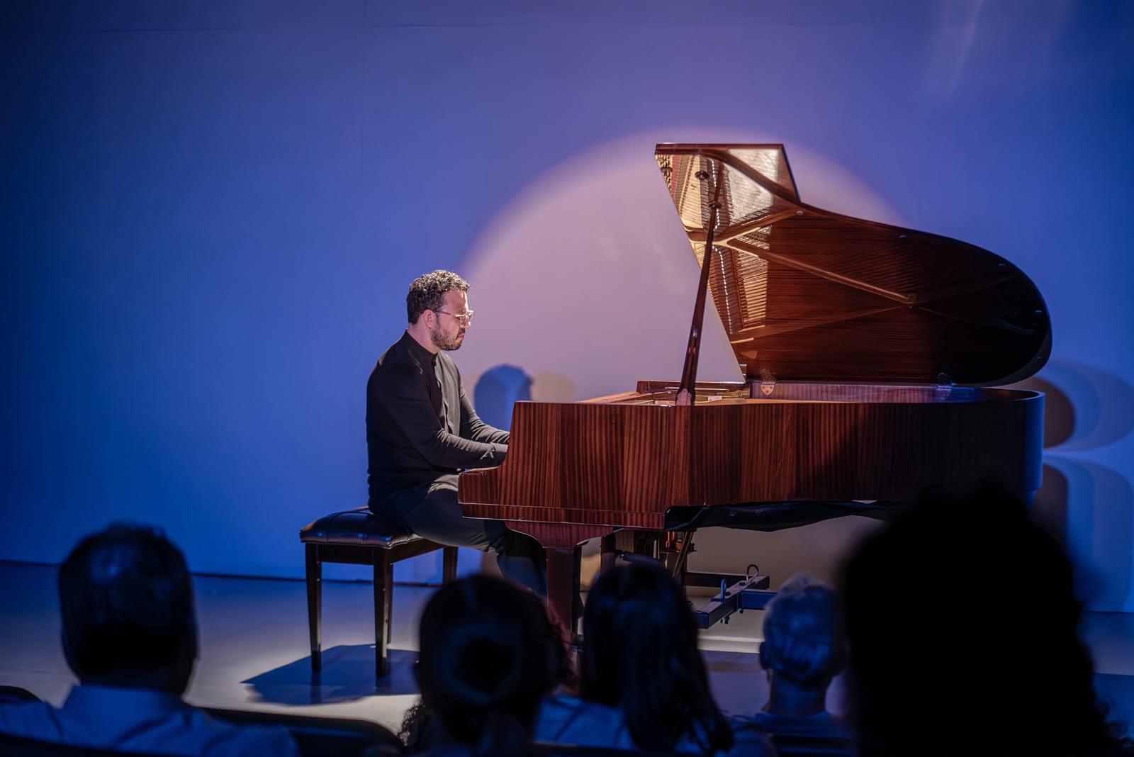 $!El pianista comparte con el público detalles sobre los compositores y el contexto histórico de las piezas que integraron el programa.