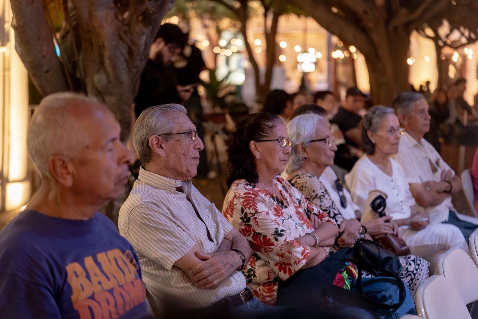 $!Los asistentes compartieron opiniones e impresiones con el autor al finalizar la presentación de “Poemas Terrenales”.