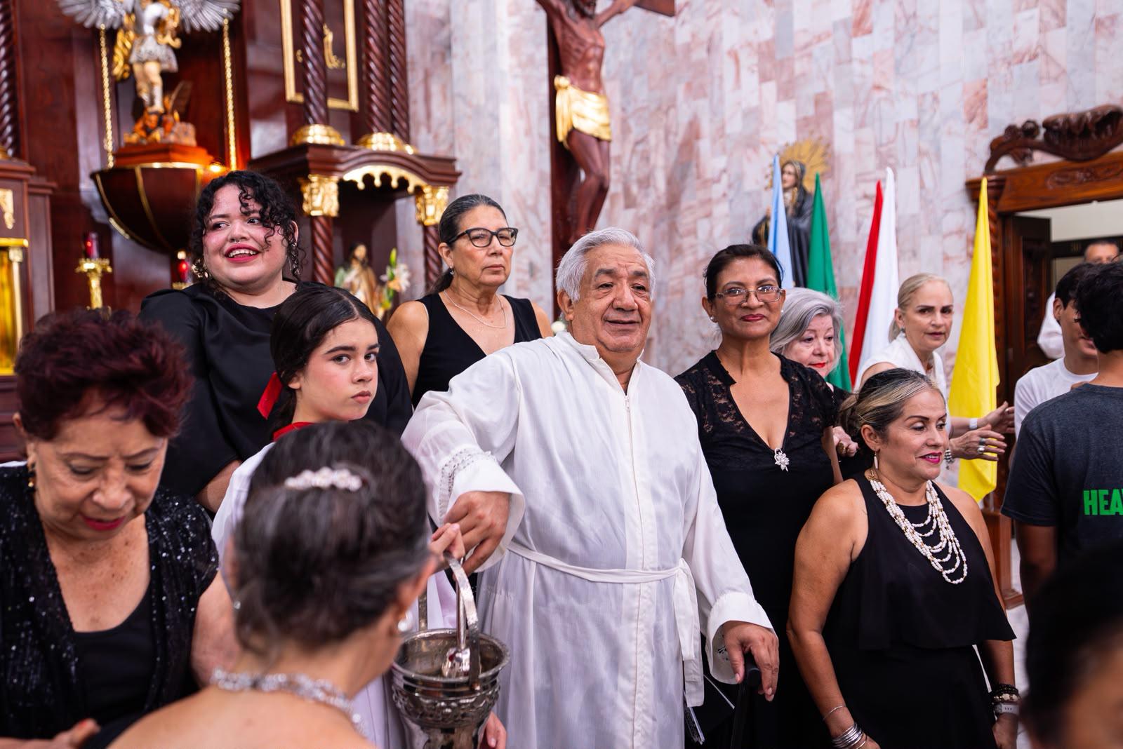 $!El Padre Alejandro López fue el anfitrión en la velada.