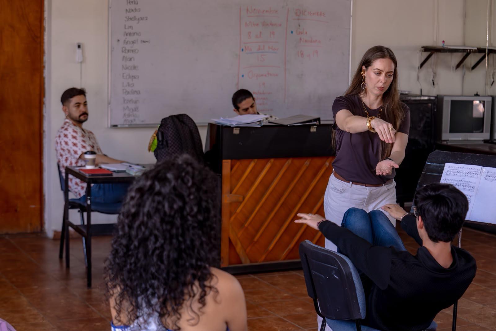 $!La mezzosoprano Sarah Holcombe ofrece recomendaciones de técnica vocal e interpretación a los alumnos del CMA.