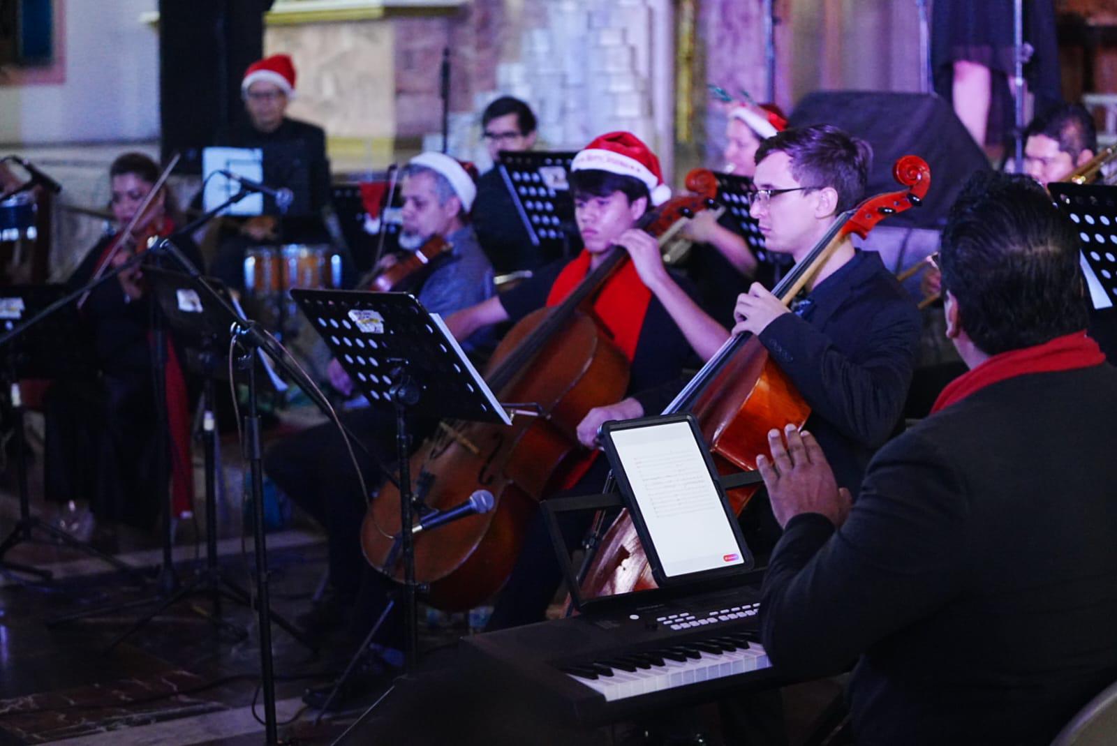 $!La Orquesta de Cámara Santa Cecilia, bajo la dirección del maestro Pablo López, brindó un sólido acompañamiento musical durante el concierto.