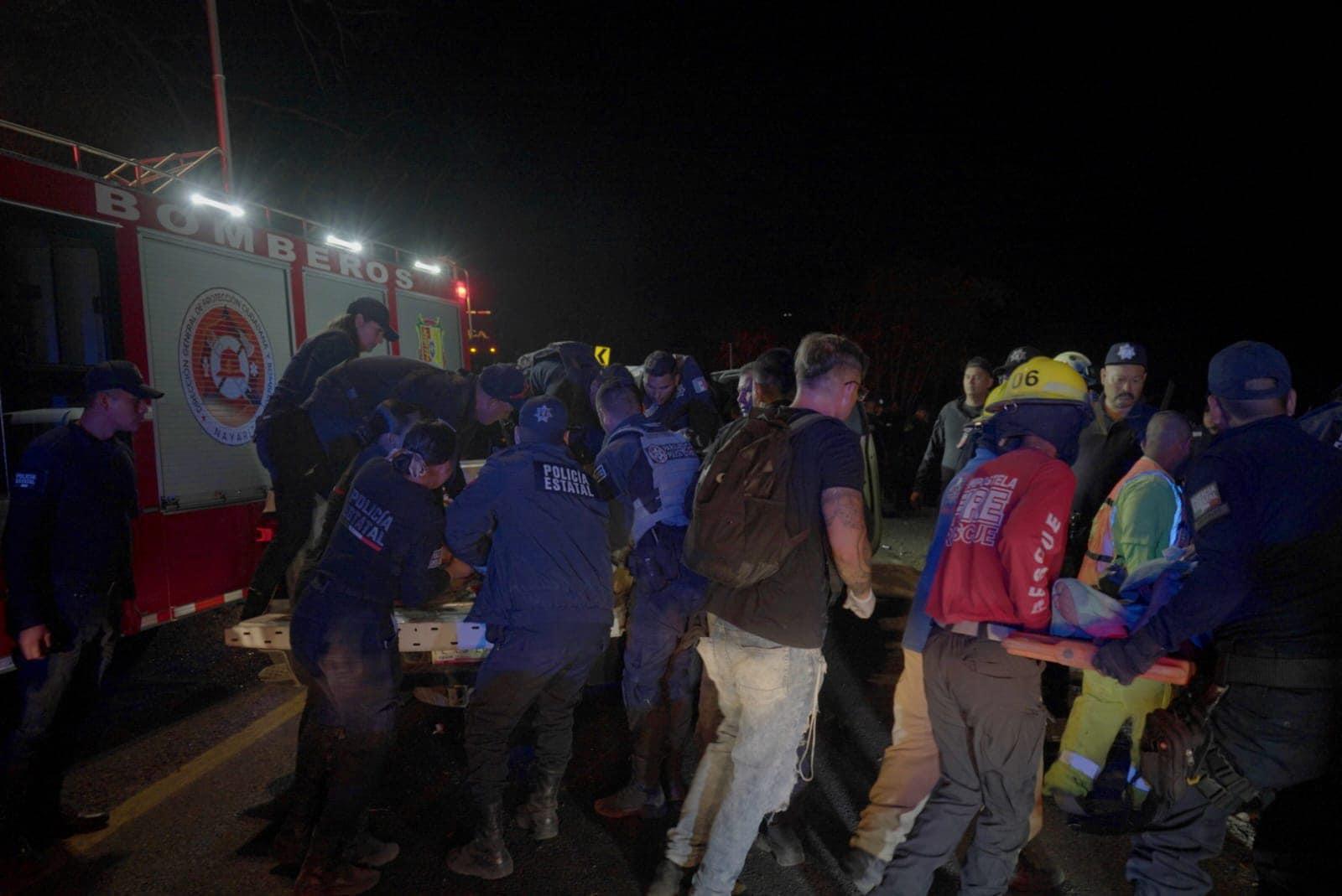 $!Cae autobús a barranco en Nayarit; van 18 muertos y 33 heridos