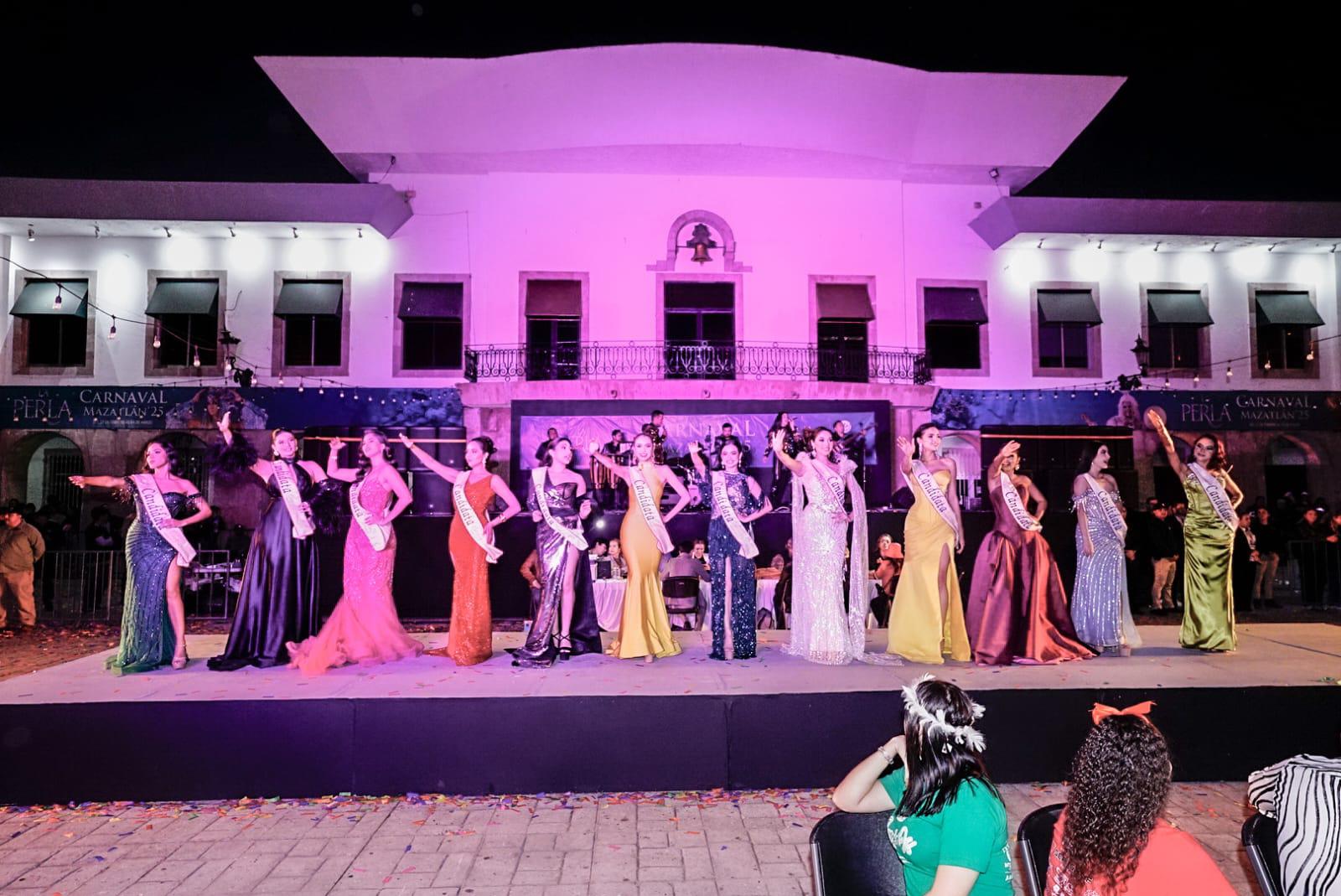 $!Las chicas candidatas a la corona del Carnaval realizaron una pasarela.