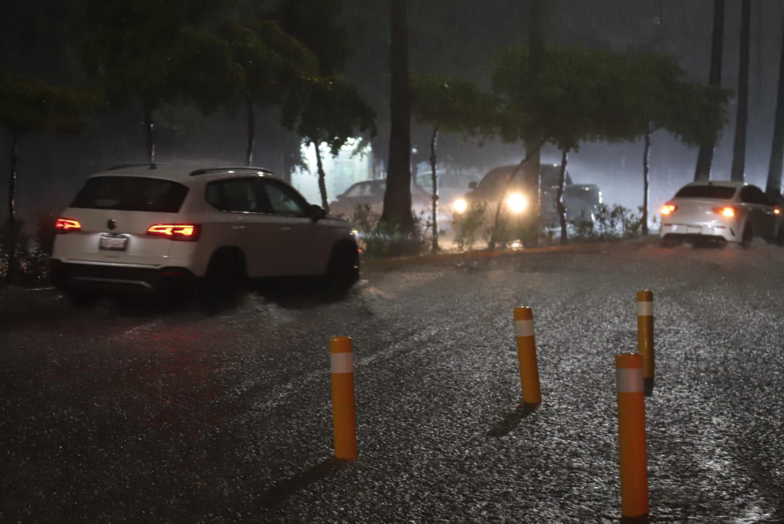 $!Tormenta eléctrica sorprende a Mazatlán este jueves