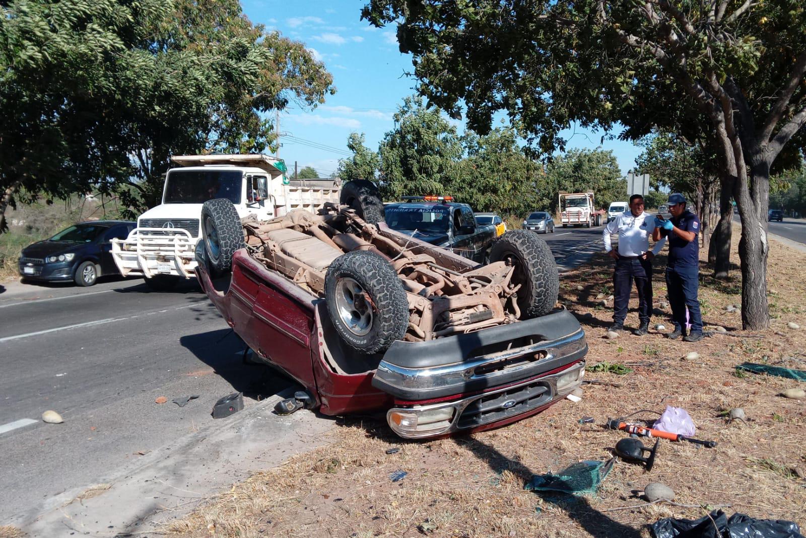 $!Se registra volcadura y carambola en la Carretera Internacional frente al Cereso de Mazatlán