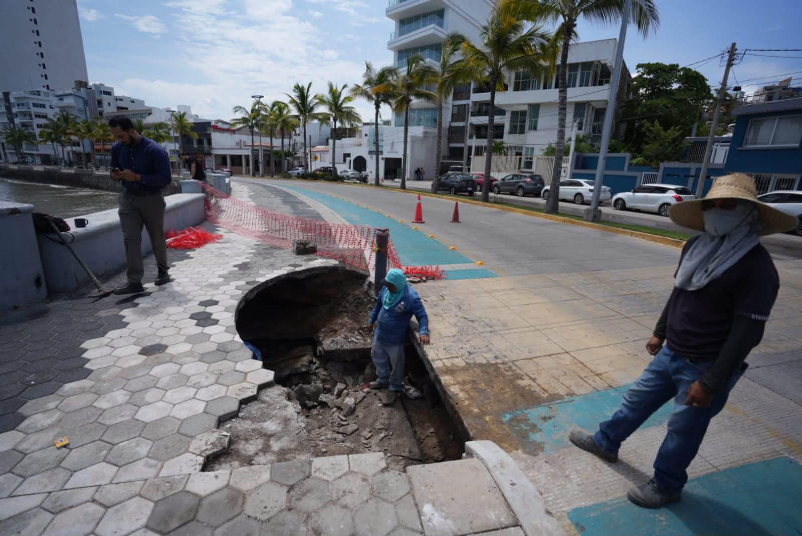 $!Son 6 los socavones del malecón de Mazatlán, uno de alrededor de 100 metros