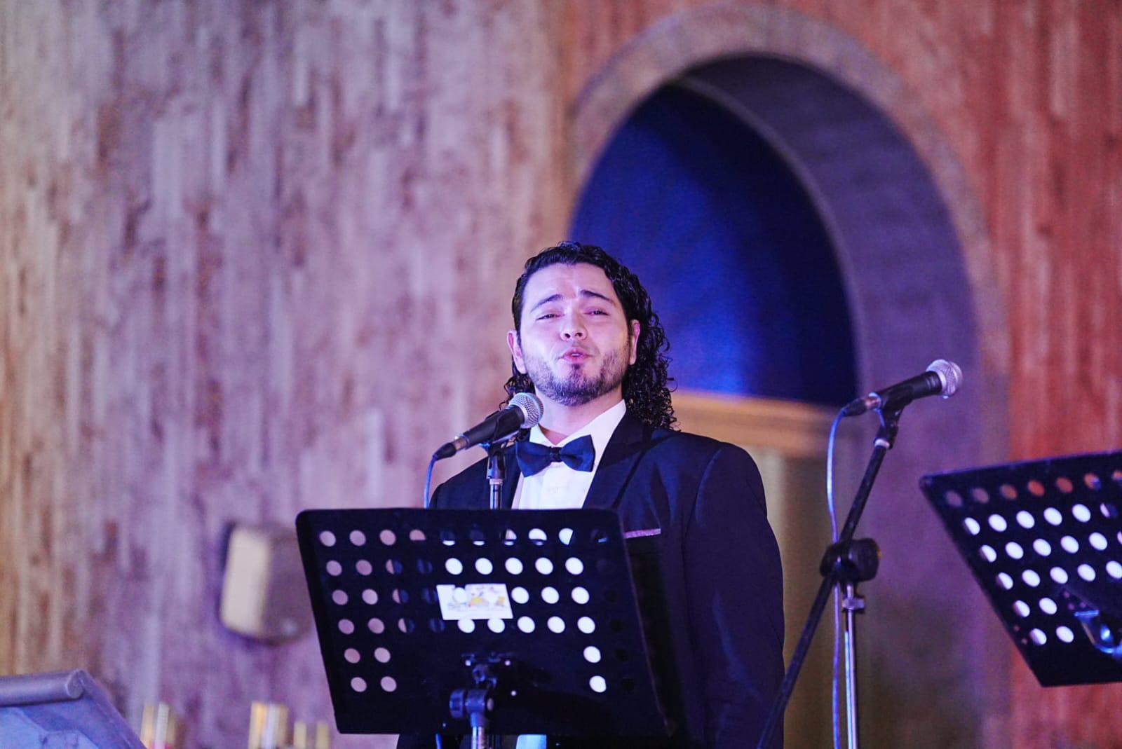 $!Manuel Dávalos uno de los protagonistas de la velada, durante su actuación en la Parroquia Cristo Rey.